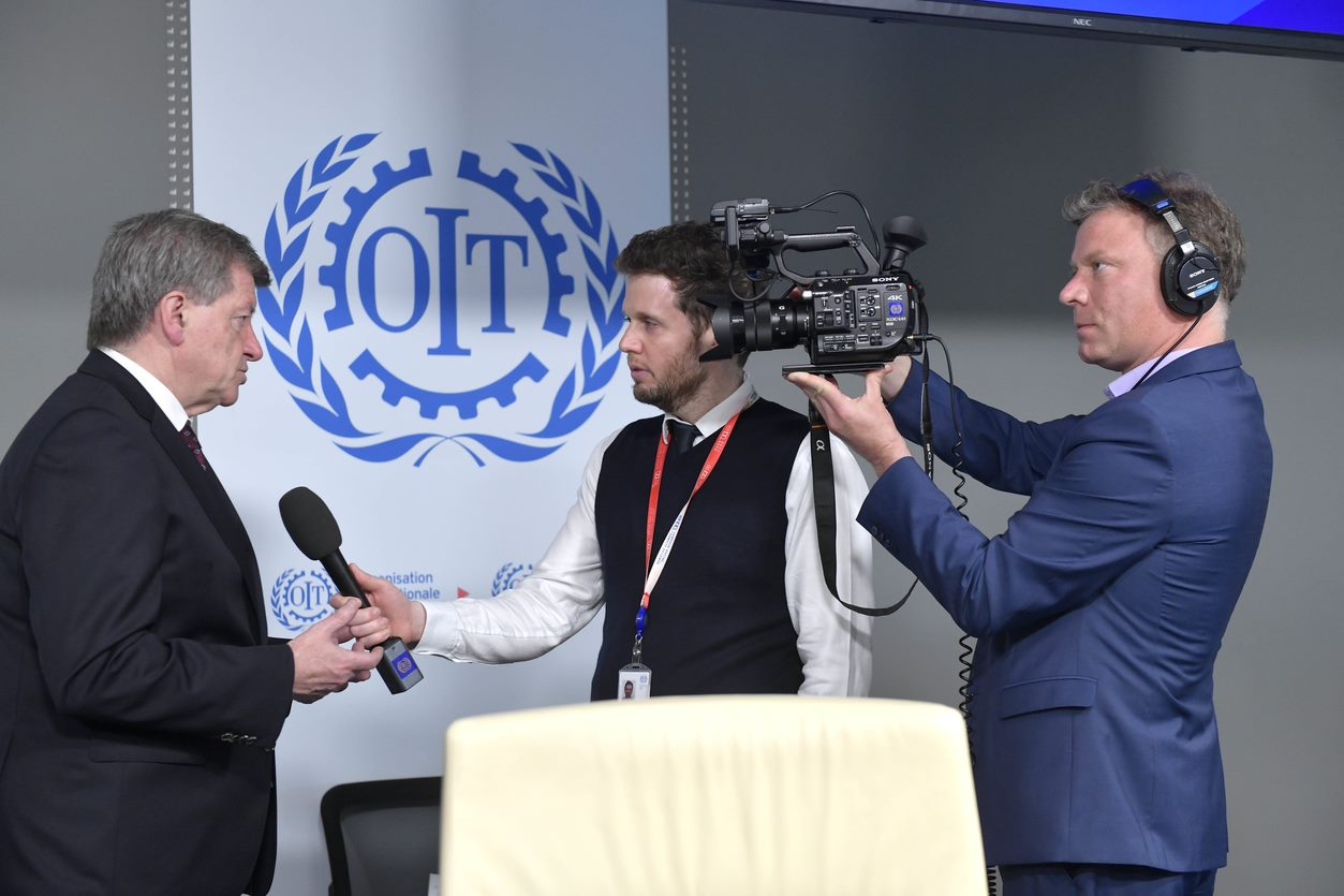 Generaldirektør i ILO Guy Ryder blir intervjuet ved åpningen av Arbeidskonferansen. Foto: Crozet / Pouteau / ILO. Flickr, CC BY-NC-ND 2.0